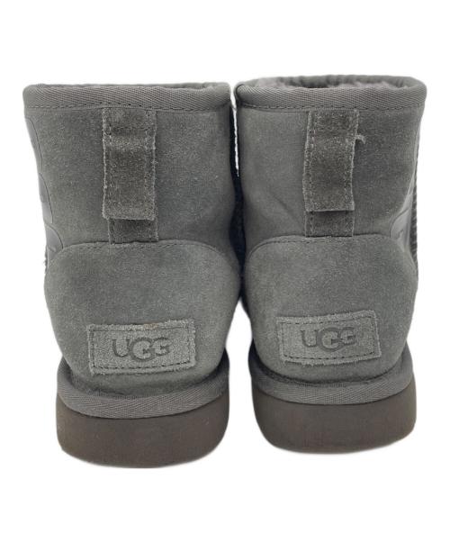 UGG（アグ）UGG (アグ) ミニラバーロゴブーツ グレー サイズ:24の古着・服飾アイテム