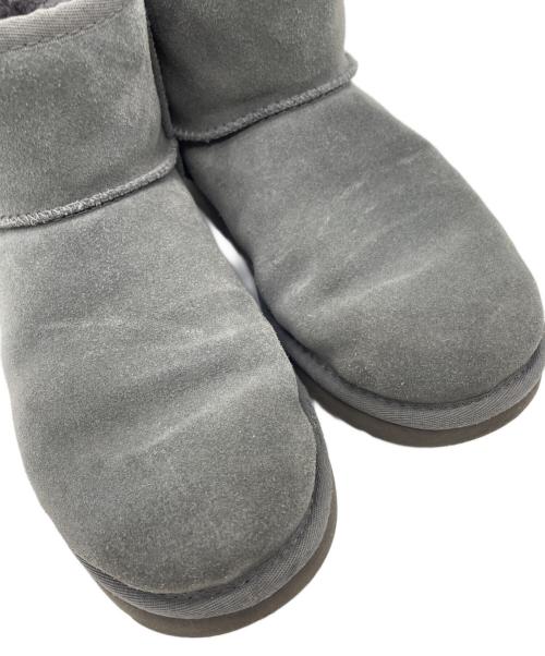 UGG（アグ）UGG (アグ) ミニラバーロゴブーツ グレー サイズ:24の古着・服飾アイテム