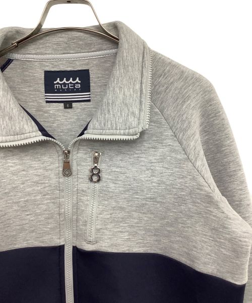 muta MARINE（ムータマリン）muta MARINE (ムータマリン) ボンディングジャケット ネイビー×グレー×レッド サイズ:Lの古着・服飾アイテム