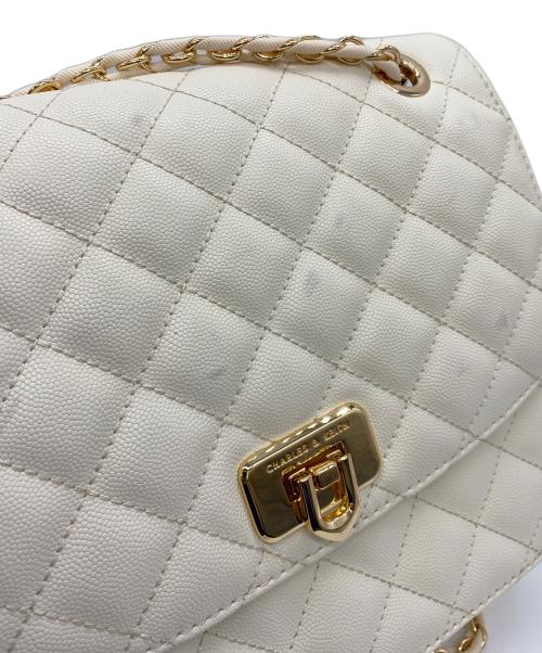 CHARLES & KEITH（チャールズアンドキース）CHARLES & KEITH (チャールズ＆キース) チェーンショルダーバッグ ホワイト×ゴールドの古着・服飾アイテム