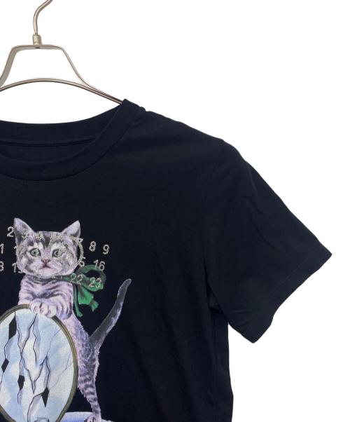 MM6 Maison Margiela（エムエムシックスメゾンマルジェラ）MM6 Maison Margiela (エムエムシックスメゾンマルジェラ) キャット＆グリッタープリントTシャツ ブラック サイズ:XSの古着・服飾アイテム