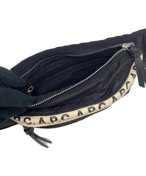 A.P.C.（アーペーセー）A.P.C. (アーペーセー) ボディーバッグ ブラック×アイボリーの古着・服飾アイテム