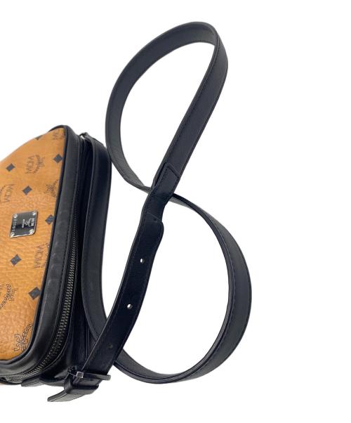 MCM（エムシーエム）MCM (エムシーエム) スクエアショルダーバッグ ブラウン×ブラックの古着・服飾アイテム
