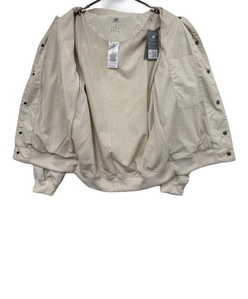 NEW BALANCE（ニューバランス）NEW BALANCE (ニューバランス) コーチジャケット ベージュ サイズ:Ｍ 未使用品の古着・服飾アイテム