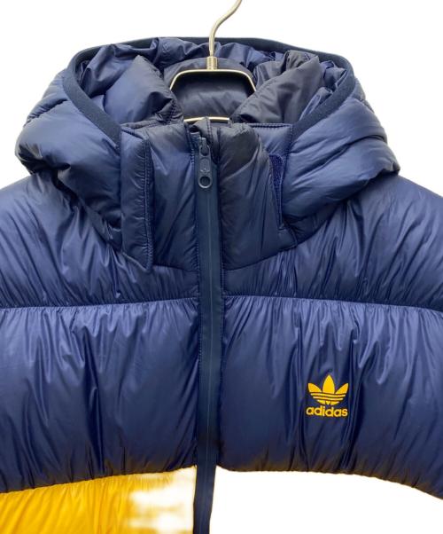 adidas（アディダス）adidas (アディダス) ダウンジャケット ネイビー×イエロー サイズ:Ｍの古着・服飾アイテム