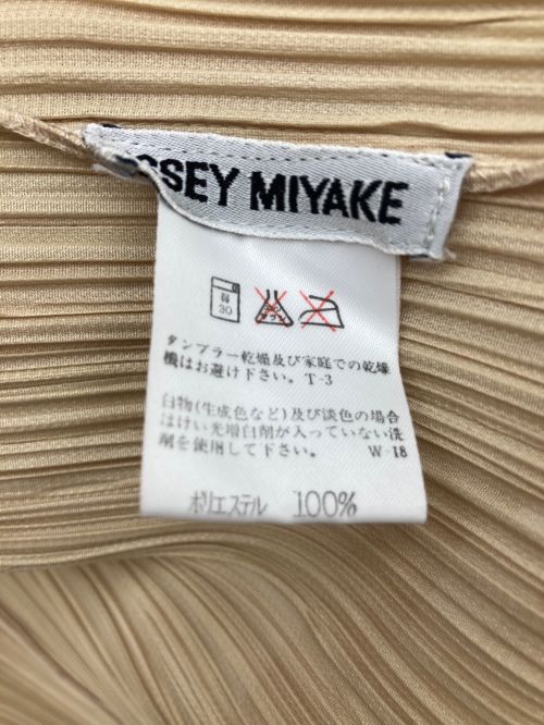 ISSEY MIYAKE（イッセイミヤケ）ISSEY MIYAKE (イッセイミヤケ) プリーツカーディガン ベージュ サイズ:Mの古着・服飾アイテム