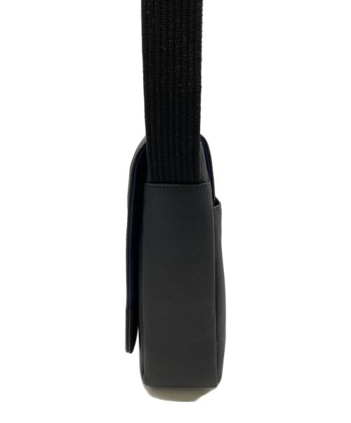 LACOSTE（ラコステ）LACOSTE (ラコステ) メンズクラシック スリムフラップサッチェルバッグ ブラック×ネイビーの古着・服飾アイテム