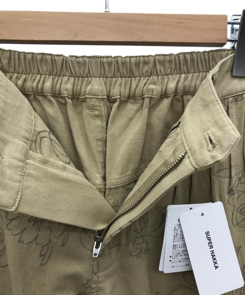 SUPER HAKKA（スーパーハッカ）SUPER HAKKA (スーパーハッカ) コットンチノ ローズフラワー刺繍テーパードコクーンパンツ ベージュ サイズ:S 未使用品の古着・服飾アイテム