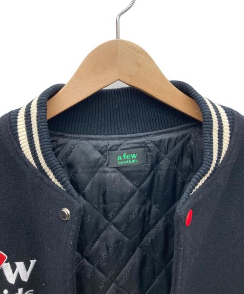 A FEW GOOD KIDS（アフューグッドキッズ）A FEW GOOD KIDS (アフューグッドキッズ) スタジャン ブラック×ベージュ サイズ:Mの古着・服飾アイテム