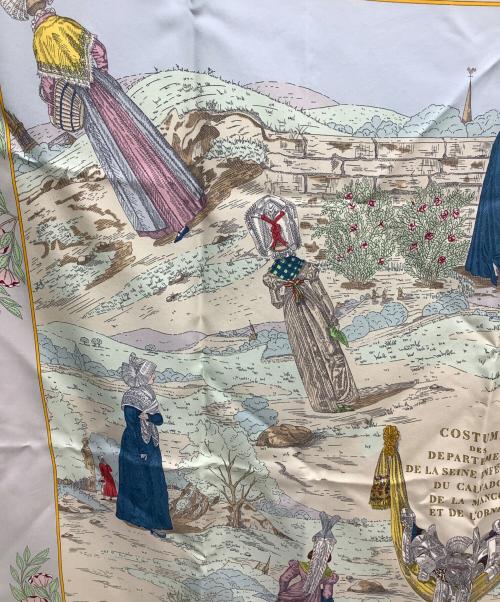 HERMES（エルメス）HERMES (エルメス) シルクスカーフ カレ90 ノルマンディの民族衣装 グレーの古着・服飾アイテム