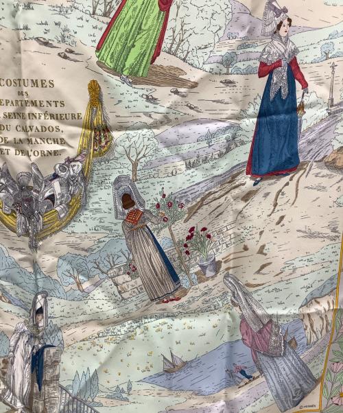 HERMES（エルメス）HERMES (エルメス) シルクスカーフ カレ90 ノルマンディの民族衣装 グレーの古着・服飾アイテム