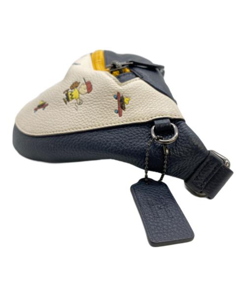 COACH（コーチ）COACH (コーチ) PEANUTS (ピーナッツ) コラボウエストバッグ ネイビー×ホワイトの古着・服飾アイテム