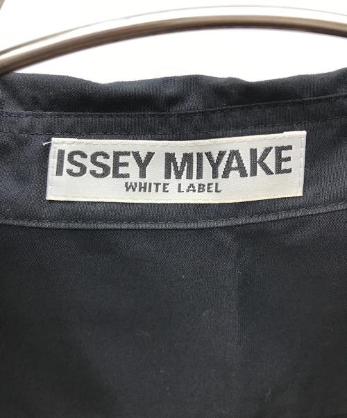 ISSEY MIYAKE WHITE LABEL（イッセイミヤケホワイトレーベル）ISSEY MIYAKE WHITE LABEL (イッセイミヤケホワイトレーベル) 長袖シャツ ブラック サイズ:2の古着・服飾アイテム