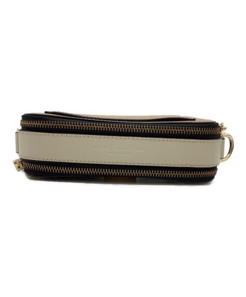 MARC JACOBS（マークジェイコブズ）MARC JACOBS (マークジェイコブス) スナップショット ホワイト×グリーン×ブラウンの古着・服飾アイテム