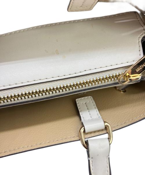 MICHAEL KORS（マイケル・コース）MICHAEL KORS (マイケル・コース) REED センタージップ ベルテッド サッチェル スモール ホワイトの古着・服飾アイテム