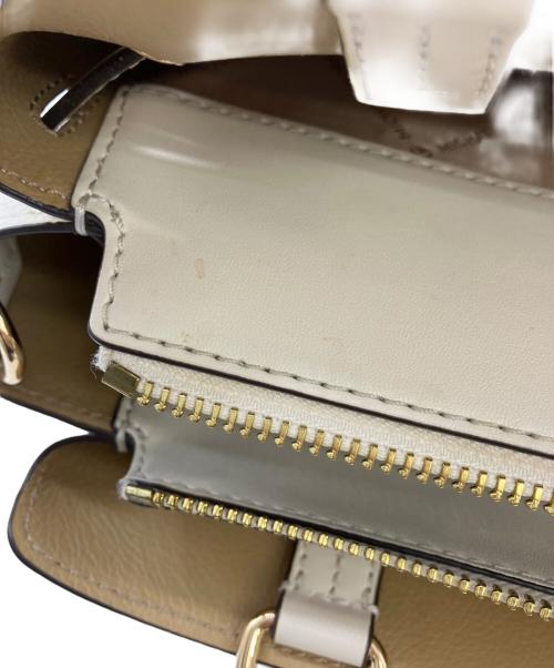 MICHAEL KORS（マイケル・コース）MICHAEL KORS (マイケル・コース) REED センタージップ ベルテッド サッチェル スモール ホワイトの古着・服飾アイテム