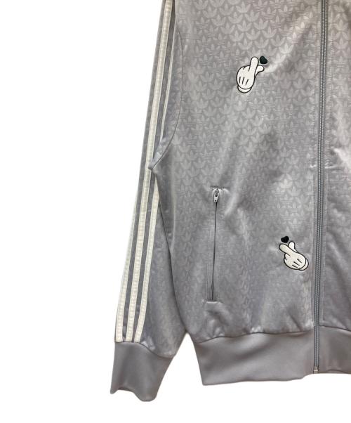 adidas（アディダス）adidas (アディダス) DISNEY (ディズニー) ミッキーマウス × Originals モノグラム刺しゅう ファイヤーバード トラックトップ グレー サイズ:SIZE Mの古着・服飾アイテム
