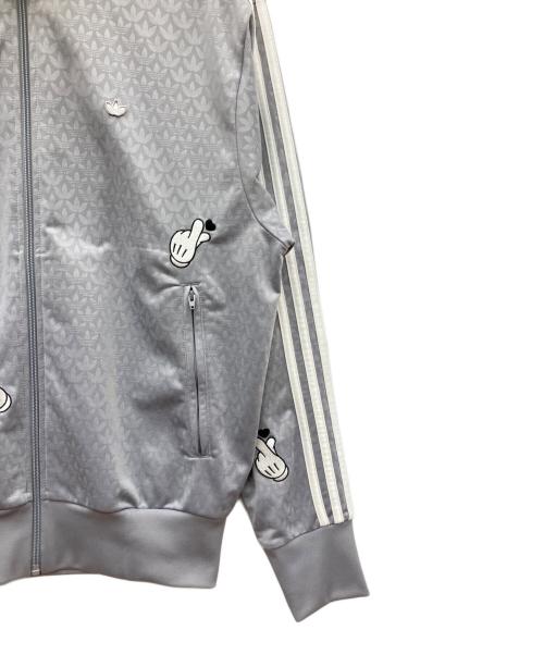 adidas（アディダス）adidas (アディダス) DISNEY (ディズニー) ミッキーマウス × Originals モノグラム刺しゅう ファイヤーバード トラックトップ グレー サイズ:SIZE Mの古着・服飾アイテム