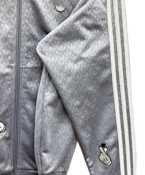 adidas（アディダス）adidas (アディダス) DISNEY (ディズニー) ミッキーマウス × Originals モノグラム刺しゅう ファイヤーバード トラックトップ グレー サイズ:SIZE Mの古着・服飾アイテム