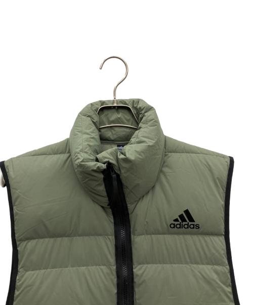 adidas（アディダス）adidas (アディダス) ダウンベスト オリーブ サイズ:SIZE Oの古着・服飾アイテム