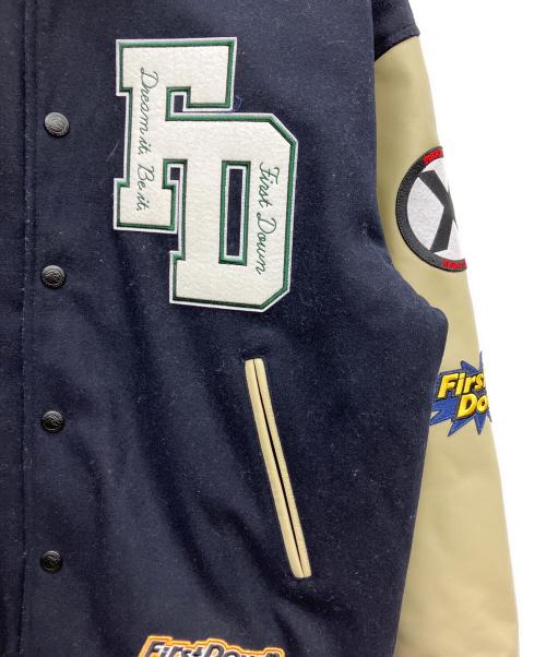 FIRST DOWN（ファーストダウン）FIRST DOWN (ファーストダウン) フルデコスタジャン ネイビー×アイボリー サイズ:SIZE Mの古着・服飾アイテム