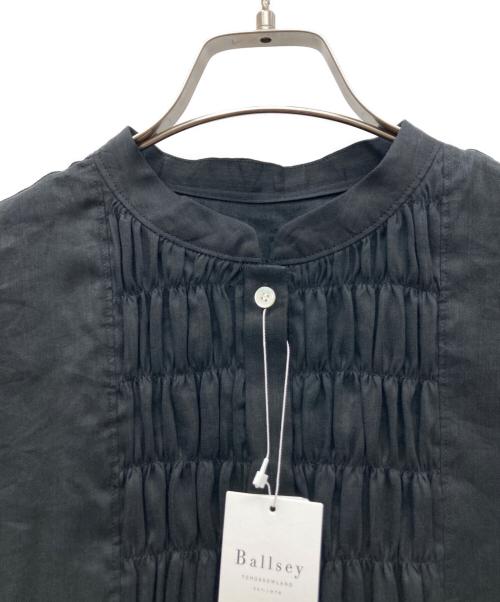BALLSEY（ボールジィ）BALLSEY (ボールジィ) スムースラミー フロントシャーリングブラウス ブラック サイズ:36 未使用品の古着・服飾アイテム