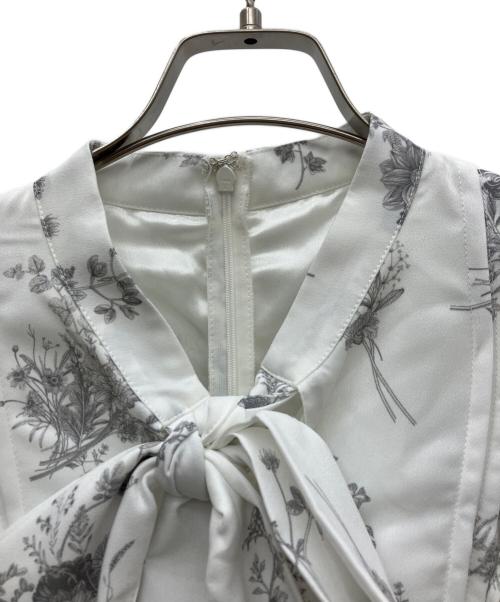 An MILLE（アンミール）An MILLE (アンミール) サテンフラワーフリルワンピース ホワイト サイズ:FREE 未使用品の古着・服飾アイテム
