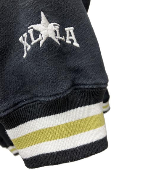 X-LARGE（エクストララージ）X-LARGE (エクストララージ) BASEBALL LOGO EMBROIDERED V NECK SWEATSHIRT　スウェット ブラック サイズ:Lの古着・服飾アイテム