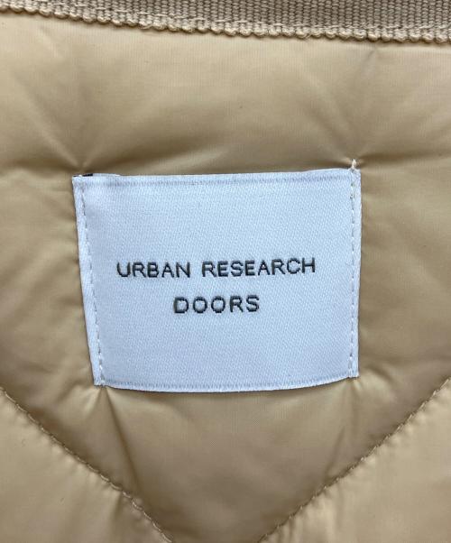 URBAN RESEARCH DOORS（アーバンリサーチドアーズ）URBAN RESEARCH DOORS (アーバンリサーチドアーズ) ライトダウンキルトコート ベージュ サイズ:Mの古着・服飾アイテム