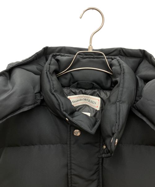 ALEXANDER McQUEEN（アレキサンダーマックイーン）ALEXANDER McQUEEN (アレキサンダーマックイーン) グラフィティロゴ フード付きパファージャケット ブラック サイズ:SIZE 52の古着・服飾アイテム