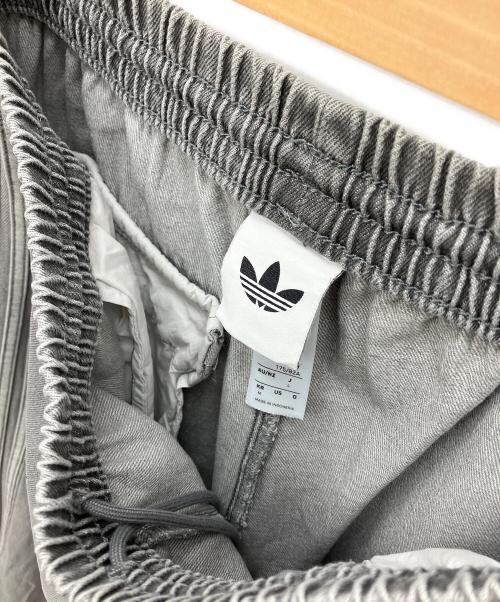 adidas（アディダス）adidas (アディダス) アディカラー ルーズ トラックパンツ デニム ストーン ライトグレー サイズ:Lの古着・服飾アイテム