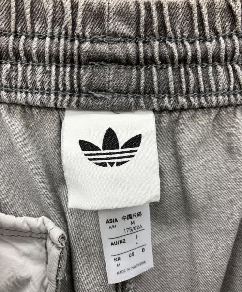 adidas（アディダス）adidas (アディダス) アディカラー ルーズ トラックパンツ デニム ストーン ライトグレー サイズ:Lの古着・服飾アイテム