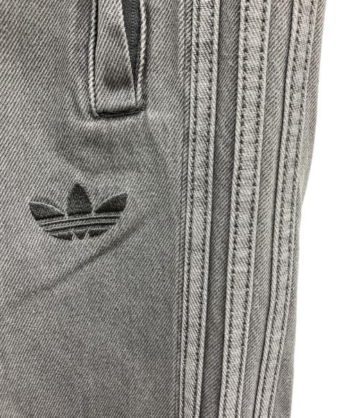 adidas（アディダス）adidas (アディダス) アディカラー ルーズ トラックパンツ デニム ストーン ライトグレー サイズ:Lの古着・服飾アイテム