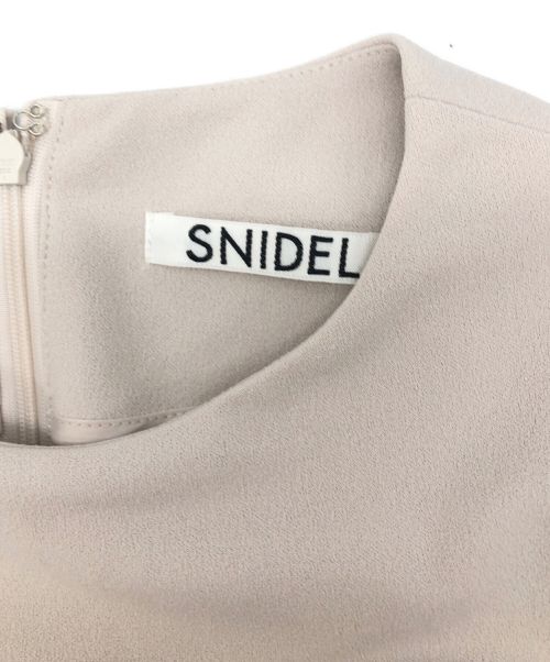 Snidel（スナイデル）Snidel (スナイデル) フィット＆フレアミニワンピース アイボリー 未使用品の古着・服飾アイテム
