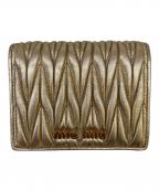 MIU MIUミュウミュウ）の古着「2つ折り財布」｜ゴールド