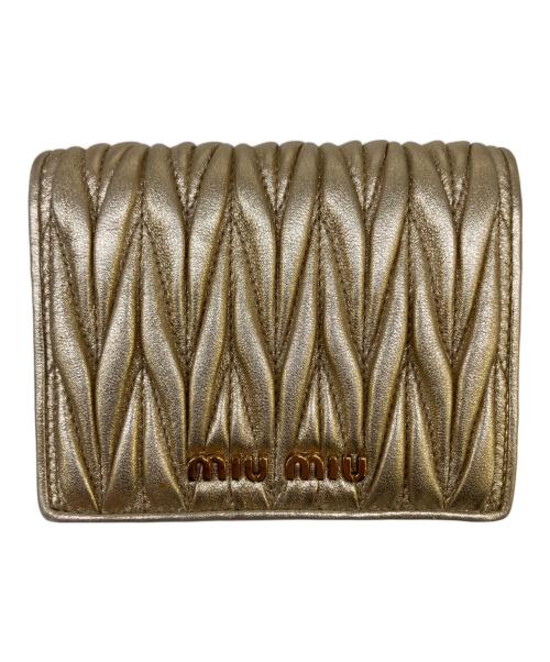 MIU MIU（ミュウミュウ）MIU MIU (ミュウミュウ) 2つ折り財布 ゴールドの古着・服飾アイテム