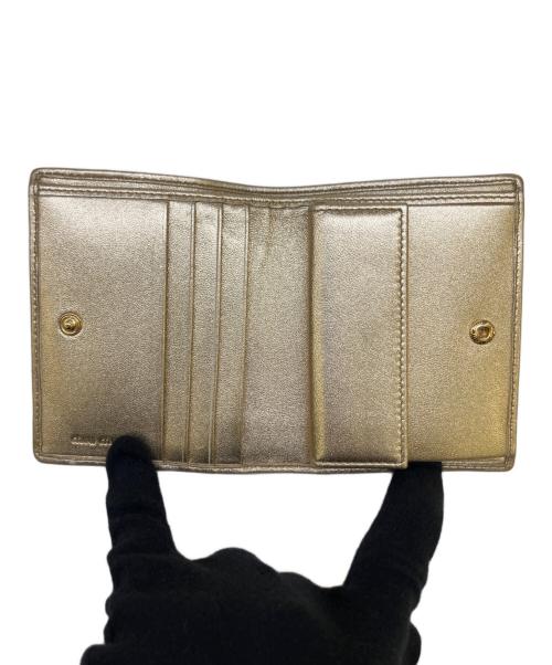 MIU MIU（ミュウミュウ）MIU MIU (ミュウミュウ) 2つ折り財布 ゴールドの古着・服飾アイテム