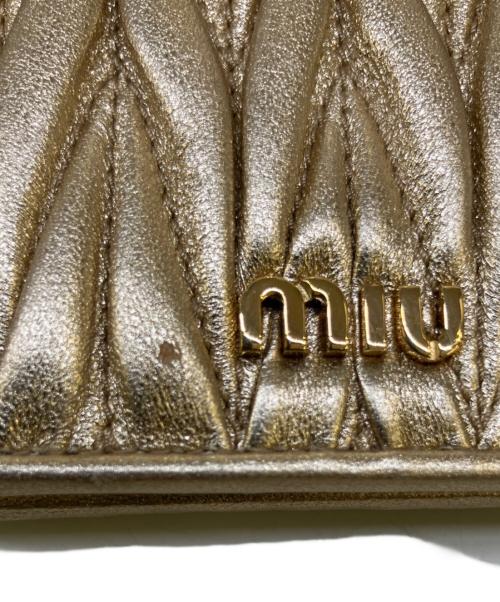 MIU MIU（ミュウミュウ）MIU MIU (ミュウミュウ) 2つ折り財布 ゴールドの古着・服飾アイテム