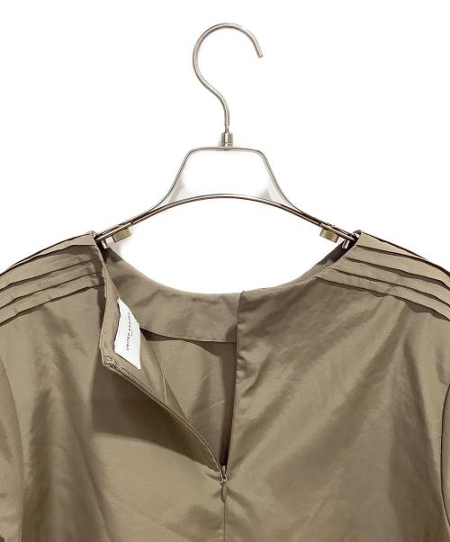 UNITED ARROWS TOKYO（ユナイテッドアローズトウキョウ）UNITED ARROWS TOKYO (ユナイテッドアローズトウキョウ) ショルダータックブラウス ベージュ サイズ:FREEの古着・服飾アイテム