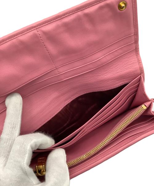 MIU MIU（ミュウミュウ）MIU MIU (ミュウミュウ) 2つ折り財布 ピンクの古着・服飾アイテム