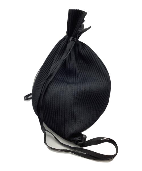 ISSEY MIYAKE（イッセイミヤケ）ISSEY MIYAKE (イッセイミヤケ) プリーツ 巾着バッグ ブラック×グレーの古着・服飾アイテム