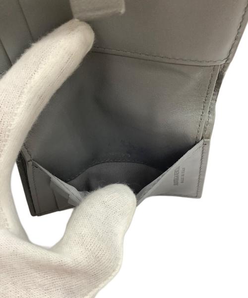 BOTTEGA VENETA（ボッテガベネタ）BOTTEGA VENETA (ボッテガベネタ) 3つ折り財布 グレーの古着・服飾アイテム