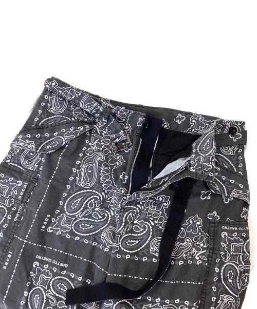 sacai（サカイ）sacai (サカイ) Ghetto Gastro Bandana Print Pants ブラック サイズ:3の古着・服飾アイテム