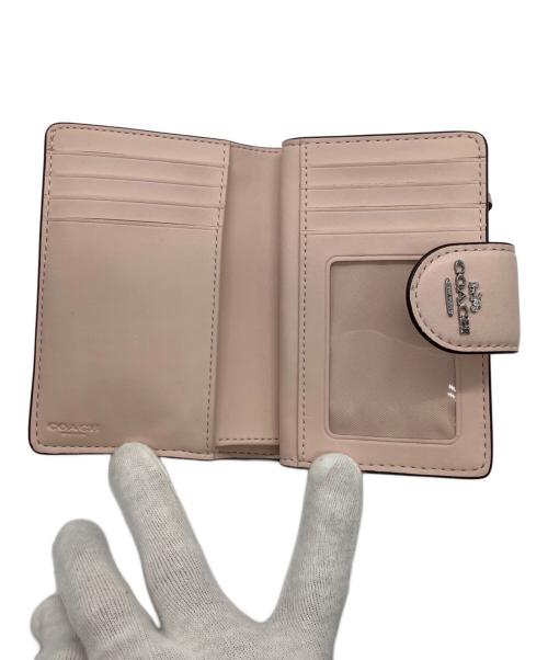 COACH（コーチ）COACH (コーチ) エンボスシグネチャー 2つ折り財布 ピンクの古着・服飾アイテム