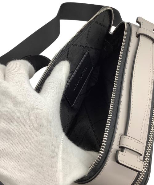 MICHAEL KORS（マイケル・コース）MICHAEL KORS (マイケル・コース) Cooper Crossbody Bag グレーの古着・服飾アイテム