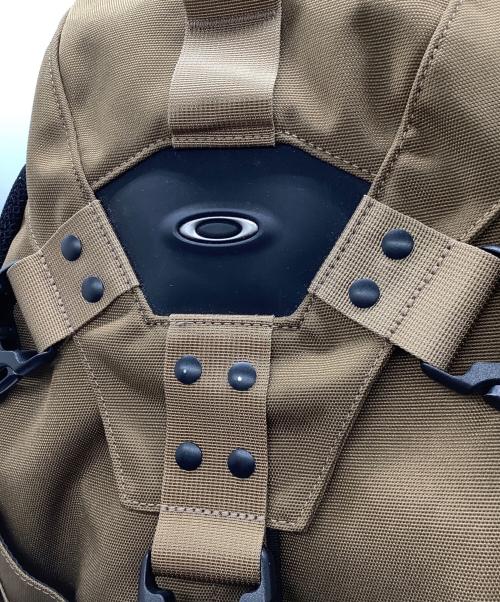 OAKLEY（オークリー）OAKLEY (オークリー) Icon Rc Backpack ベージュ×ブラックの古着・服飾アイテム