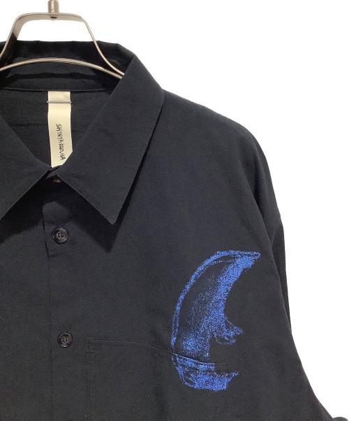 SHINYA KOZUKA（シンヤコズカ）SHINYA KOZUKA (シンヤコズカ) HIS SHIRT (SMALL TRADES STORE EXCLUSIVE) ブラック サイズ:Mの古着・服飾アイテム