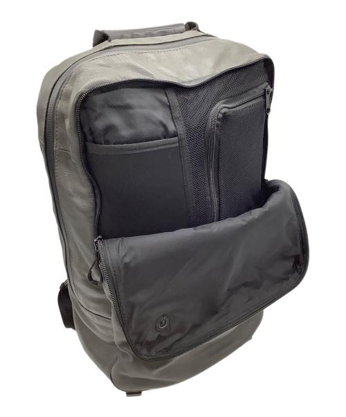 BROSKI and SUPPLY（ブロスキーアンドサプライ）BROSKI AND SUPPLY (ブロスキーアンドサプライ) 防水レザー バックパック グレーの古着・服飾アイテム