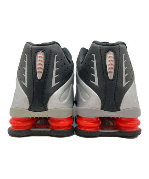 NIKE（ナイキ）NIKE (ナイキ) SHOX R4 グレー×レッド サイズ:27.5の古着・服飾アイテム