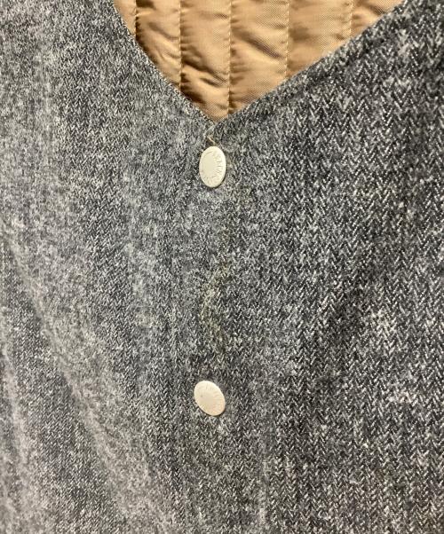 anachronorm（アナクロノーム）anachronorm (アナクロノーム) Herringbone Mid-Layer Quilt Warm Vest グレー サイズ:01の古着・服飾アイテム